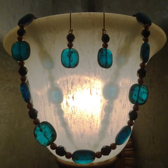 Hand-crafted artisanal necklace/earring set in moondust blue with Picasso finish - Picture 3 of 8